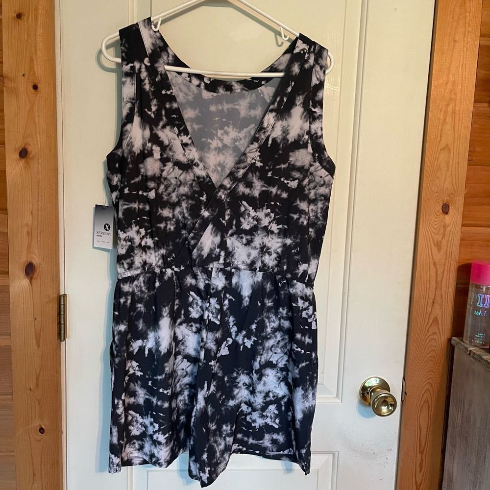 Xersion Womens romper M
New with tags
Light weight
Neutral tie dye